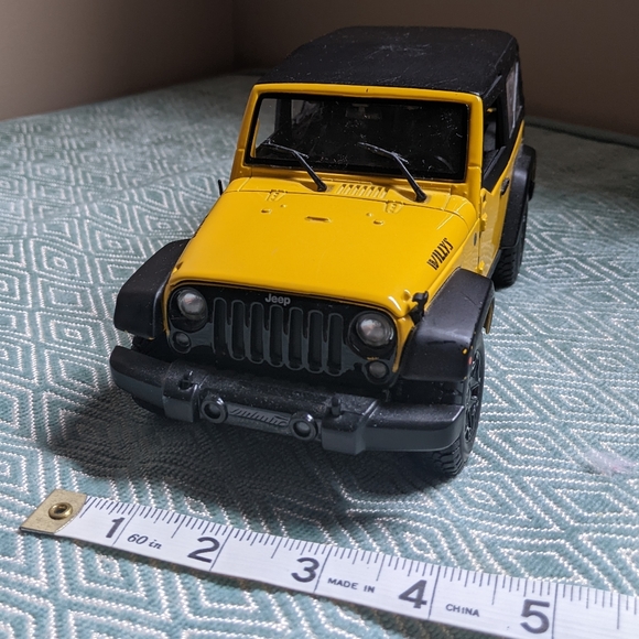 Maisto Willys Yellow Jeep Wrangler Model 2014 - Picture 9 of 10